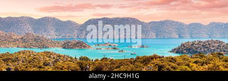 L'isola di Kekova, con la sua famosa città allagata, è una delle località turistiche più popolari della Turchia. Vista panoramica idilliaca Foto Stock