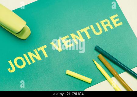 Scrittura visualizzazione del testo Joint Venture. Idea di business accordo di collaborazione parti Partnership Team flashy School Office Supplies, insegnamento Foto Stock