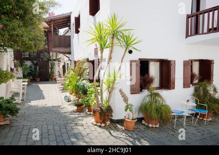 28 agosto 2021, Kas, Turchia: Strette strade romantiche della località e città turistica di Kash con case in stile greco imbiancato Foto Stock
