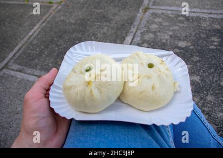 Gnocchi su un piatto al Giardino Cinese di Garten der Welt Marzahn Berlino Foto Stock