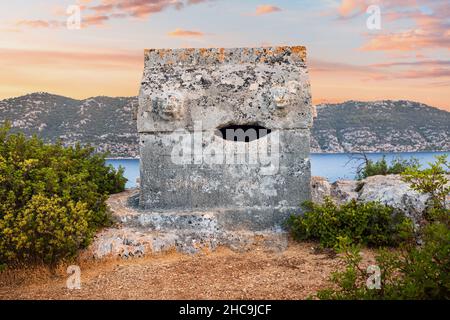 Antiche tombe della civiltà greca licana sulle rive del Mar Mediterraneo vicino all'isola di Kekova in Turchia. Destinazioni turistiche nel Foto Stock