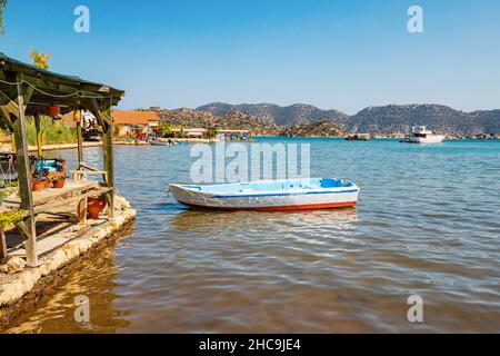 Città costiera Kaleucagiz con barche da pesca, caffè e navi da crociera Foto Stock