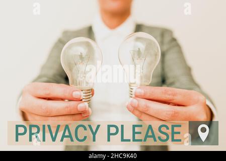 Cartello con la scritta a mano Privacy per favore. Panoramica aziendale chiedendo a qualcuno di rispettare il vostro spazio personale lasciare da solo Lady in vestito business tenendo due Foto Stock
