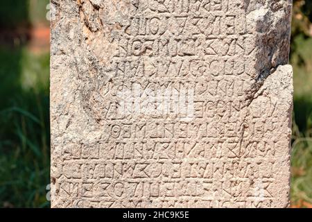 Iscrizioni in greco su colonne nelle rovine dell'antica città di Andriake nella Turchia moderna Foto Stock