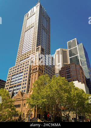 La Chiesa unita di St Michael (1866) si erge davanti alle torri degli uffici aziendali nel centro di Melbourne, Australia Foto Stock