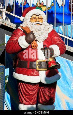 Un Babbo Natale in legno all'annuale mercatino di Natale presso la Grand Place di Lille (Nord), Francia Foto Stock