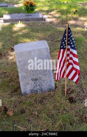 Una piccola bandiera americana decora la tomba di un soldato americano della guerra spagnolo-americana durante la festa del Memorial Day. Il Memorial Day è un Americ Foto Stock