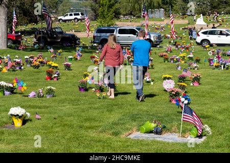 Una coppia visita la tomba di una persona amata il Memorial Day negli Stati Uniti. Il Memorial Day è una festa americana per ricordare il sacrificio di questi Foto Stock