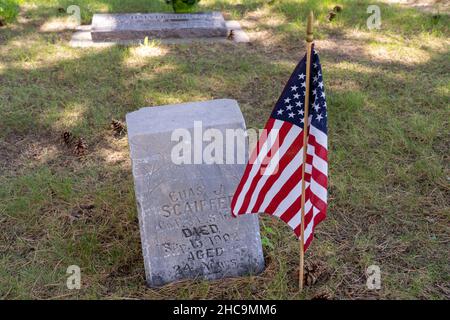 Una piccola bandiera americana decora la tomba di un soldato americano della guerra spagnolo-americana durante la festa del Memorial Day. Il Memorial Day è un Americ Foto Stock