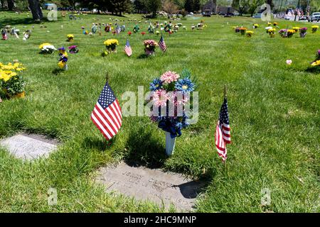 Bandiere e fiori americani decorano tombe per la festa del Memorial Day negli Stati Uniti. Memorial Day è una festa americana per ricordare il sacco Foto Stock