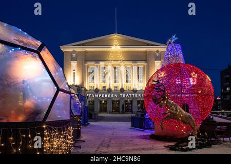 Tampereen Teatteri o Tampere Theater dietro le decorazioni del mercato di Natale a Tampere, Finlandia Foto Stock