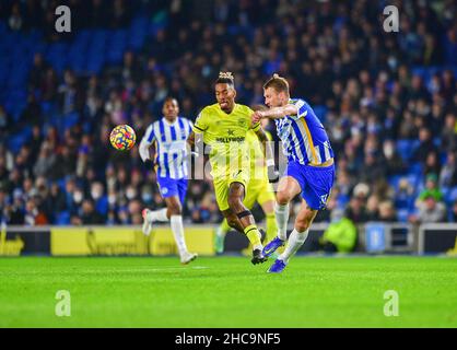 Brighton, Regno Unito. 26th Dic 2021. Ivan Toney di Brentford libera la palla da un imminente Dan Burn di Brighton e Hove Albion durante la partita della Premier League tra Brighton & Hove Albion e Brentford all'Amex il 26th 2021 dicembre a Brighton, Inghilterra. (Foto di Jeff Mood/phcimages.com) Credit: PHC Images/Alamy Live News Foto Stock