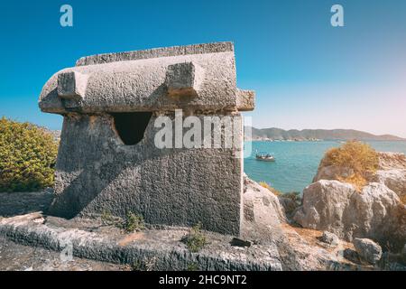 Antiche tombe della civiltà greca licana sulle rive del Mar Mediterraneo vicino all'isola di Kekova in Turchia. Destinazioni turistiche nel Foto Stock