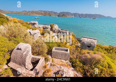 Antiche tombe della civiltà greca licana sulle rive del Mar Mediterraneo vicino all'isola di Kekova in Turchia. Destinazioni di viaggio in Foto Stock