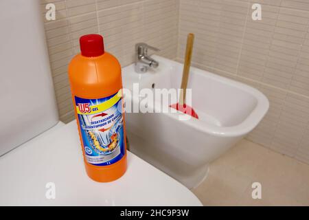 OVIEDO, SPAGNA - DICEMBRE 21,2021: Pulitore di zolle W5 marca dal supermercato Lidl e pistone rosso di gomma nel bagno.tubo unglogging gel. Foto Stock