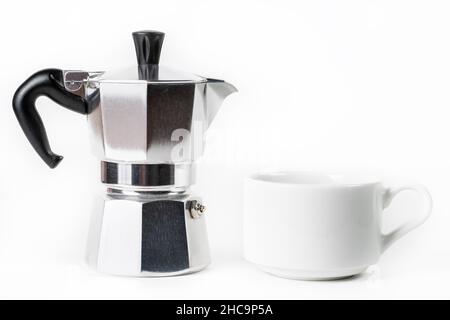 Macchina da caffè tradizionale italiana Moka pot e tazza su sfondo bianco. Foto Stock