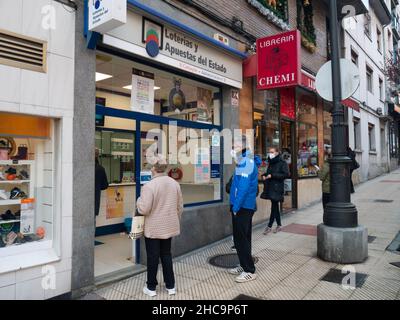 OVIEDO,SPAGNA - DICEMBRE 21,2021: Coda alla lotteria Loterias y Apuestas del Estado nella via Silla del Rey di Oviedo alla vigilia del CH Foto Stock