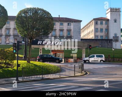 OVIEDO,SPAGNA - DICEMBRE 21,2021: Stazione di servizio Repsol a Oviedo, Asturias, Spagna Foto Stock