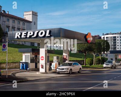 OVIEDO,SPAGNA - DICEMBRE 21,2021: Stazione di servizio Repsol a Oviedo, Asturias, Spagna Foto Stock