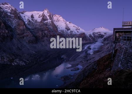 Panorama di Grossglockner, Pasterze glaciert, Johannisberg e le montagne circostanti, preso dalla piattaforma Kaiser Franz-Josefs-Höhe prima dell'alba. Foto Stock