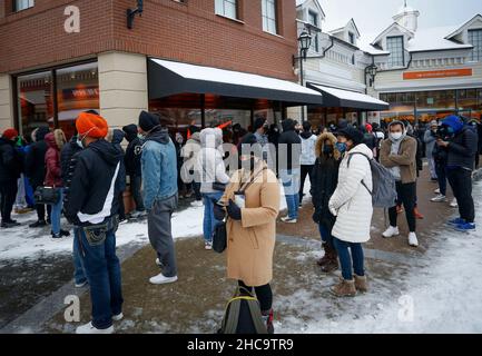 Vancouver, Canada. 26th Dic 2021. Le persone si allineano per entrare in un negozio durante le vendite del giorno di Santo Stefano a Vancouver, British Columbia, Canada, il 26 dicembre 2021. Il giorno di Santo Stefano è uno dei più grandi giorni di shopping in Canada. Credit: Liang Sen/Xinhua/Alamy Live News Foto Stock