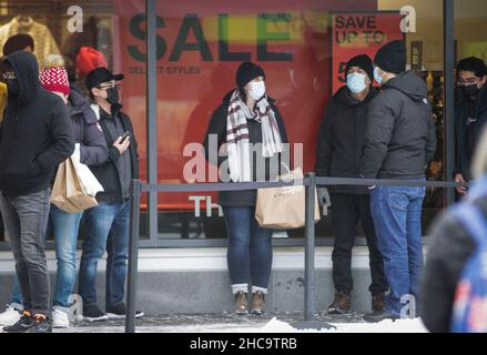 Vancouver, Canada. 26th Dic 2021. Le persone aspettano di entrare in un negozio durante le vendite del giorno di Santo Stefano a Vancouver, British Columbia, Canada, il 26 dicembre 2021. Il giorno di Santo Stefano è uno dei più grandi giorni di shopping in Canada. Credit: Liang Sen/Xinhua/Alamy Live News Foto Stock