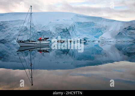Splendida vista sul ghiaccio in Antartide durante la luce del giorno Foto Stock