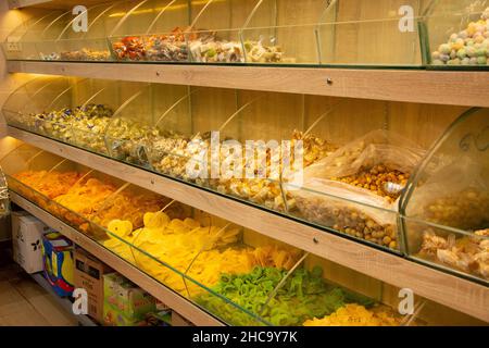 Halabdscha, Iraq - 09 aprile 2019: Dolci e dolci in un bazar in Iraq Foto Stock