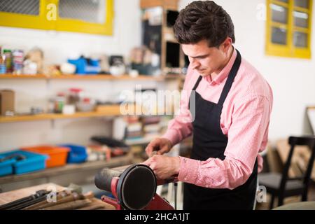 Carpentiere che lavora su tornio manuale Foto Stock