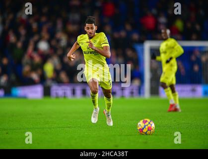 Brighton, Regno Unito. 26th Dic 2021. Dominic Thompson di Brentford corre con la palla durante la partita della Premier League tra Brighton & Hove Albion e Brentford all'Amex il 26th 2021 dicembre a Brighton, Inghilterra. (Foto di Jeff Mood/phcimages.com) Credit: PHC Images/Alamy Live News Foto Stock