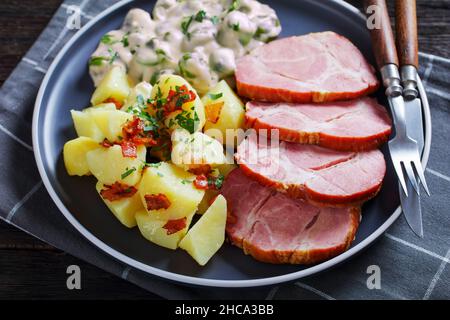 Judd Mat Gaardebounen, colletto affumicato di maiale con fagioli Fava giovani sbolliti cotti con salsa cremosa e patate bollite su un piatto, piatto nazionale di Foto Stock