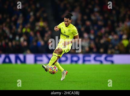 Brighton, Regno Unito. 26th Dic 2021. Dominic Thompson di Brentford controlla la palla durante la partita della Premier League tra Brighton & Hove Albion e Brentford all'Amex il 26th 2021 dicembre a Brighton, Inghilterra. (Foto di Jeff Mood/phcimages.com) Credit: PHC Images/Alamy Live News Foto Stock