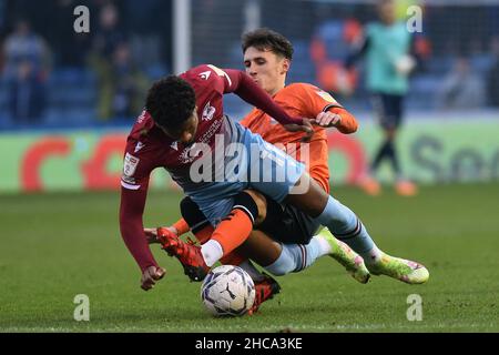 OLDHAM, REGNO UNITO. DICEMBRE 26th il Callum Whelan di Oldham Athletic si sfondava con Myles Hippolyte di Scunthorpe Unito durante la partita della Sky Bet League 2 tra Oldham Athletic e Scunthorpe Uniti al Boundary Park di Oldham domenica 26th dicembre 2021. (Credit: Eddie Garvey | MI News) Foto Stock