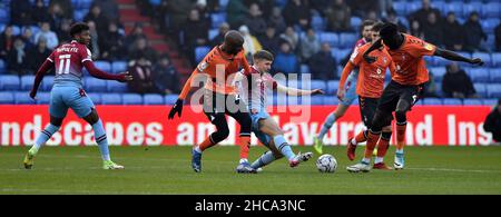 OLDHAM, REGNO UNITO. DICEMBRE 26th Oldham Athletic's Dylan Bahamboula durante la partita della Sky Bet League 2 tra Oldham Athletic e Scunthorpe Uniti al Boundary Park di Oldham domenica 26th dicembre 2021. (Credit: Eddie Garvey | MI News) Foto Stock