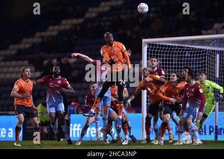 OLDHAM, REGNO UNITO. DICEMBRE 26THOldham Dylan Bahamboula di Athletic si dirige per il gioal durante la partita della Sky Bet League 2 tra Oldham Athletic e Scunthorpe Uniti al Boundary Park di Oldham domenica 26th dicembre 2021. (Credit: Eddie Garvey | MI News) Foto Stock