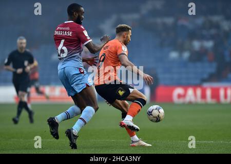 OLDHAM, REGNO UNITO. DICEMBRE 26th Oldham Athletic's Hallam Hope si unisce con Emmanuel Onariase di Scunthorpe Unito durante la partita Sky Bet League 2 tra Oldham Athletic e Scunthorpe Uniti al Boundary Park di Oldham domenica 26th dicembre 2021. (Credit: Eddie Garvey | MI News) Foto Stock