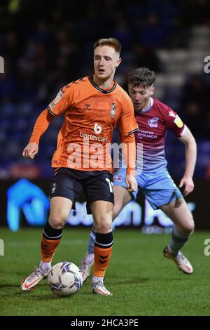 OLDHAM, REGNO UNITO. DICEMBRE 26th Oldham Athletic's Davis Keillor-Dunn e Mason o'Malley of Scunthorpe Uniti durante la partita della Sky Bet League 2 tra Oldham Athletic e Scunthorpe Uniti al Boundary Park di Oldham domenica 26th dicembre 2021. (Credit: Eddie Garvey | MI News) Foto Stock