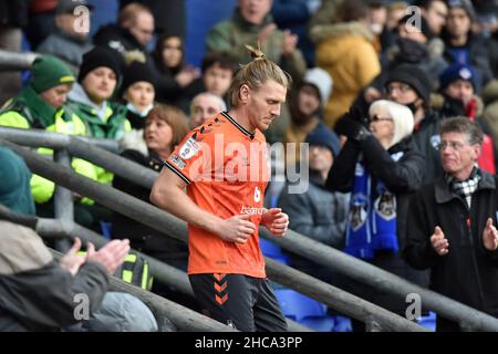 OLDHAM, REGNO UNITO. DICEMBRE 26th Carl Piergianni di Oldham Athletic durante la partita della Sky Bet League 2 tra Oldham Athletic e Scunthorpe Uniti al Boundary Park di Oldham domenica 26th dicembre 2021. (Credit: Eddie Garvey | MI News) Foto Stock