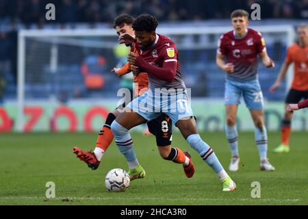 OLDHAM, REGNO UNITO. DICEMBRE 26th il Callum Whelan di Oldham Athletic si sfondava con Myles Hippolyte di Scunthorpe Unito durante la partita della Sky Bet League 2 tra Oldham Athletic e Scunthorpe Uniti al Boundary Park di Oldham domenica 26th dicembre 2021. (Credit: Eddie Garvey | MI News) Foto Stock