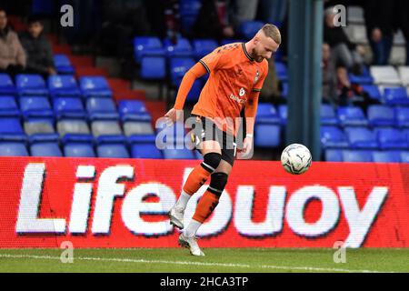 OLDHAM, REGNO UNITO. DICEMBRE 26th Oldham Athletic's Jack Stobbs durante la partita della Sky Bet League 2 tra Oldham Athletic e Scunthorpe Uniti al Boundary Park di Oldham domenica 26th dicembre 2021. (Credit: Eddie Garvey | MI News) Foto Stock