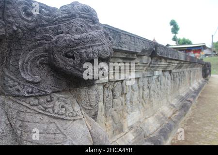 Rilievi di statue tradizionali ed edifici al Tempio Penatarano in tempi antichi, nella città di Blitar, Giava orientale, Indonesia Foto Stock