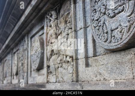 Rilievi di statue tradizionali ed edifici al Tempio Penatarano in tempi antichi, nella città di Blitar, Giava orientale, Indonesia Foto Stock