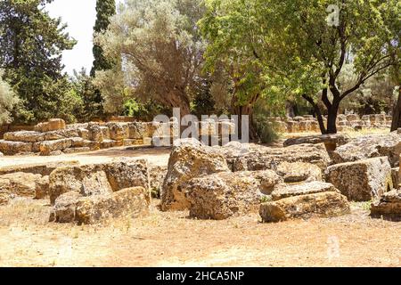 Scenari naturali del Tempio di Zeus Olimpico nella Valle dei Templi, Agrigento, Sicilia, Italia. Foto Stock