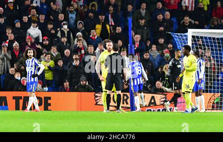 Brighton, Regno Unito. 26th Dic 2021. Pontus Jansson di Brentford ha interrogato l'arbitro durante la partita della Premier League tra Brighton & Hove Albion e Brentford all'Amex il 26th 2021 dicembre a Brighton, Inghilterra. (Foto di Jeff Mood/phcimages.com) Credit: PHC Images/Alamy Live News Foto Stock