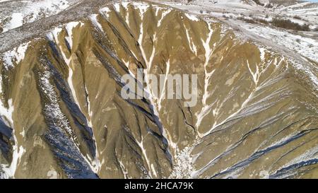 Vista aerea sulle montagne innevate. Panorama epico delle alpi. Drone di montagna Apline, drone guarda montagna rocciosa bordo e neve. Foto Stock