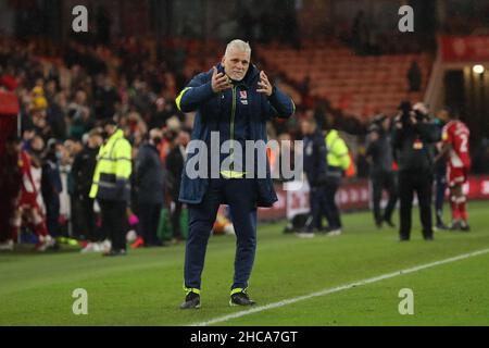 MIDDLESBROUGH, REGNO UNITO. DICEMBRE 26th Leo Percovich di Middlesbrough saluta i loro fan durante la partita Sky Bet Championship tra Middlesbrough e Nottingham Forest al Riverside Stadium, Middlesbrough domenica 26th dicembre 2021. (Credit: Mark Fletcher | MI News) Credit: MI News & Sport /Alamy Live News Foto Stock