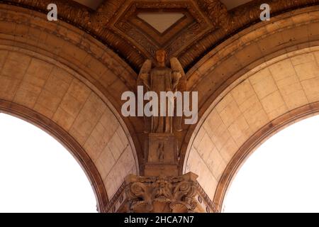 Scultura di angelo e archi splendidamente scolpiti nel Palazzo delle Belle Arti, San Francisco Foto Stock