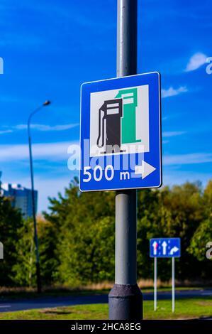Primo piano di un cartello di traffico della stazione di servizio Foto Stock