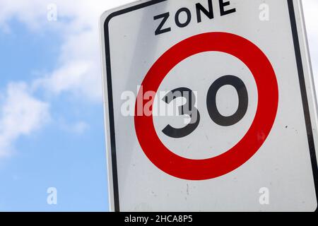 Cartello stradale tedesco - inizio zona 30 km/h. Foto Stock