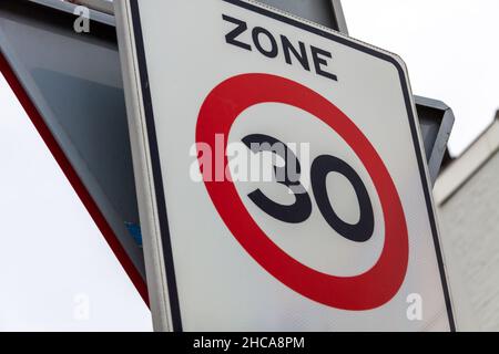 Cartello stradale tedesco - inizio zona 30 km/h. Foto Stock